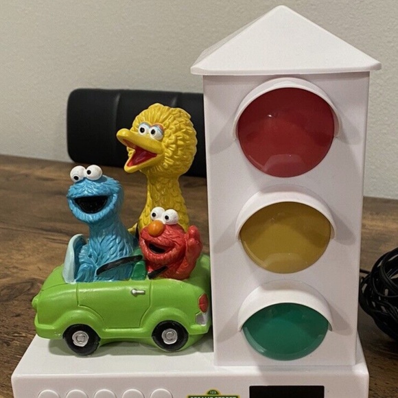 Sesame Street Stoplight Sleep Enhancing Alarm Clock for Kids (Elmo & Friends) - Picture 3 of 7